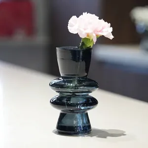 Elegante rookgrijze glazen vaas met een gelaagd bolvormig ontwerp voor een modern interieur