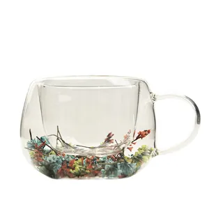 Eleganter doppelwandiger Glas-Kaffeebecher mit bunten Trockenblumen im Inneren