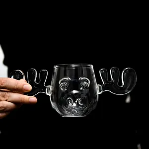 Detailansicht eines kreativen Elchglases mit dekorativen Rentiergeweih-Griffen aus Glas.