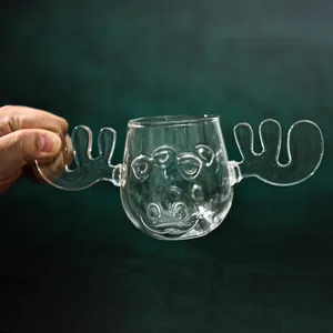 Detailaufnahme der kreativen Rentier-Glastasse mit transparentem Geweih-Griffdesign