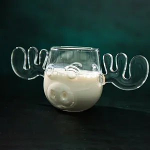 Nahaufnahme eines kreativen Borosilikatglas-Bechers mit Elchgeweih und Schweinenasen-Design