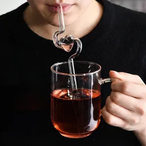 Cannuccia creativa in vetro resistente al calore a forma di cuore in una tazza