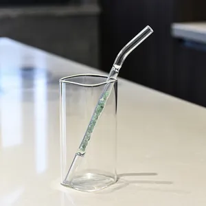 Hitzebeständiger Glasstrohhalm gefüllt mit grünen Naturkristallen für Kalt- und Heißgetränke
