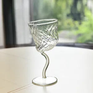 Elegante calice da vino rosso creativo texture ghiacciaio con stelo attorcigliato