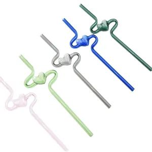 Set di cinque cannuccie in vetro colorate resistenti al calore con design a cuore