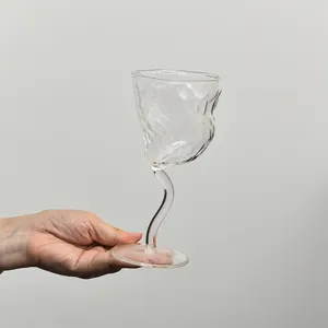 Bicchiere da vino unico con trama a ghiacciaio e un originale gambo intrecciato
