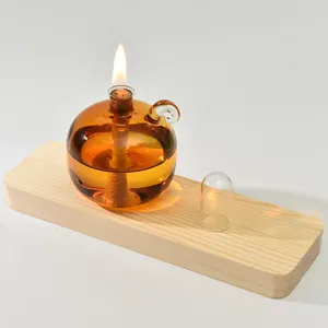 Elegante lampada a olio sferica in vetro ambrato con base in legno per la casa