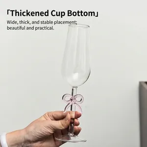 Elegante copa de champán con lazo de cristal rosa y base gruesa