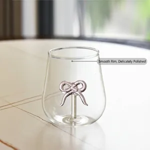 Copa de vino creativa con lazo, borde pulido liso y elegante cuerpo de cristal claro