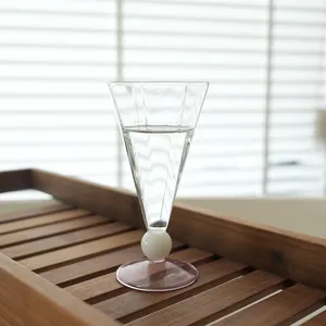 Copa de champán creativa de vidrio tallado con base púrpura y elegante perla blanca
