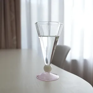 Copa de champán creativa con forma de diamante, base rosa y perla decorativa blanca
