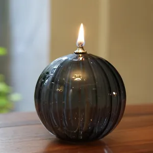 Elegante portacandele a olio in vetro grigio a coste su tavolo