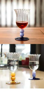 Primer plano detallado de una copa de vino estriada vintage con tallos de cuentas de colores