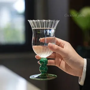 Elegante copa de cóctel vintage de estilo francés con tallo de cuentas verdes y borde ondulado