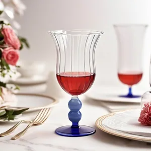 Elegante copa de vino francesa retro con cáliz acanalado y tallo de cuentas azules