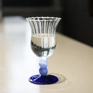 Copa de vino vintage francesa de vidrio estriado con elegante tallo azul
