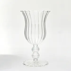 Elegante copa de cristal estriado vintage francés para cócteles y champán, claro.