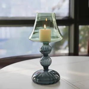 Bougeoir en verre coloré de style nordique en forme de lampe avec socle côtelé bleu