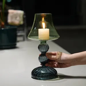 Bougeoir élégant en verre coloré en forme de lampe pour une ambiance chaleureuse et déco