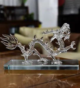 Vista detallada de una figura de dragón de cristal transparente para decoración hogar