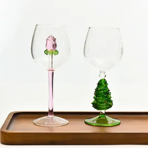 Vista dettagliata di calici da vino creativi in vetro con motivi a rosa e albero di Natale