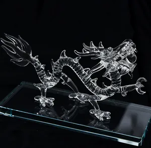 Primer plano detallado de una figura de dragón de cristal sobre una base de vidrio elegante