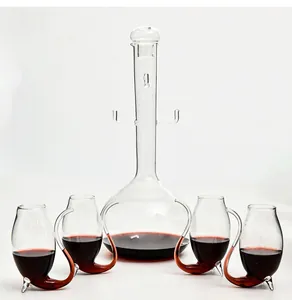 Detailopname van creatieve 5-delige wijnkaraf en unieke glazen van borosilicaatglas