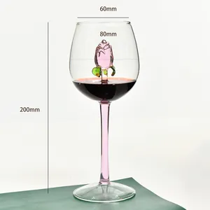 Vista dettagliata di un calice da vino creativo con una rosa in vetro e quote dimensionali