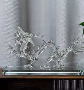 Figura de dragón de cristal transparente sobre base para decoración elegante del hogar.