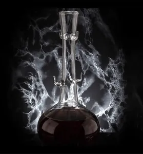 Elegante macro-weergave van een hoogwaardige wijnkaraf van borosilicaatglas met rode wijn