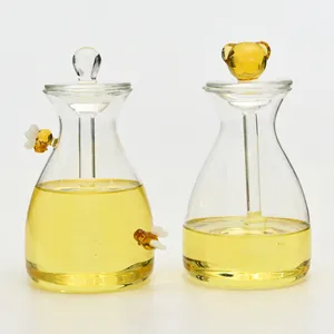 Detailansicht von kreativen Honiggläsern aus Glas mit Bienen- und niedlichem Bärendesign