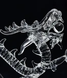 Vista detallada de una exquisita escultura de dragón de cristal con texturas finas