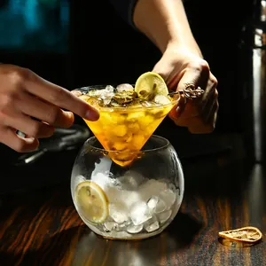 Copa de cóctel Martini creativa con base de bol de hielo esférico y agitador