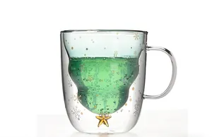 Vue détaillée du mug festif en verre double paroi en forme de sapin de Noël avec flocons