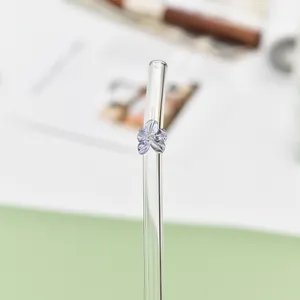 Pajita de vidrio reutilizable resistente al calor con adorno de flor de cristal púrpura.
