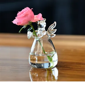 Détail élégant d'un vase en verre d'ange transparent avec une rose rose fraîche