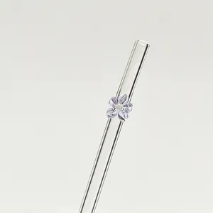 Pajita de vidrio reutilizable con elegante detalle de flor violeta decorativa