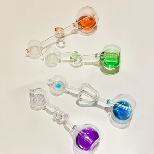 Quattro bollitori manuali in vetro colorato per esperimenti di fisica creativi