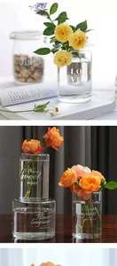 Vue rapprochée de vases en verre transparent avec d'élégantes lettres blanches gravées