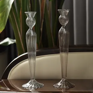 Ein Paar elegante gerippte Glaskerzenständer in Klar und Rauchgrau für die Deko.