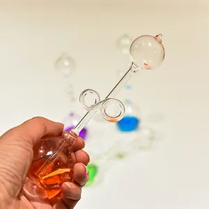 Termometro a mano in vetro per esperimenti scientifici con liquido arancione
