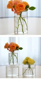 Gros plan d'un vase en verre européen avec une impression de lettres très élégante