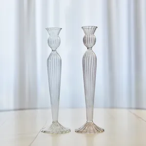 Set aus zwei eleganten französischen Kerzenhaltern aus Glas für Hochzeits- und Tischdekoration