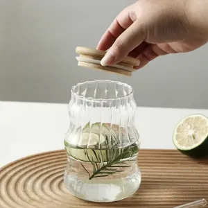 Vaso de vidrio de borosilicato acanalado con forma de nube, tapa de bambú y pajita de vidrio.
