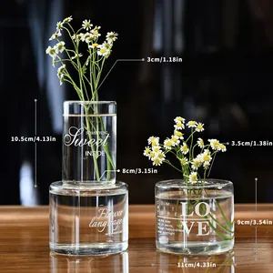 Vases créatifs en verre transparent avec lettrage blanc et arrangements floraux