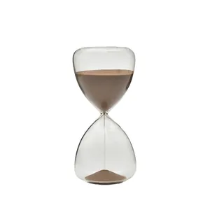 Clessidra in vetro minimalista da 15 minuti con sabbia marrone su fondo bianco
