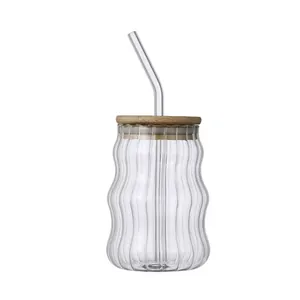 Vaso de café de vidrio de borosilicato ondulado con tapa de bambú y pajita de vidrio