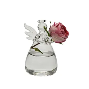 Vase ange en verre créatif pour fleurs hydroponiques avec rose sur fond blanc