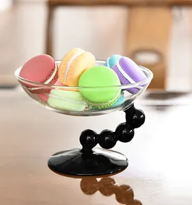 Kreative Glas-Dessertschale mit schwarzem Perlenständer gefüllt mit bunten Makronen