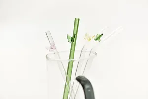 Detailopname van hittebestendige glazen rietjes met gekleurde glazen vlinders.